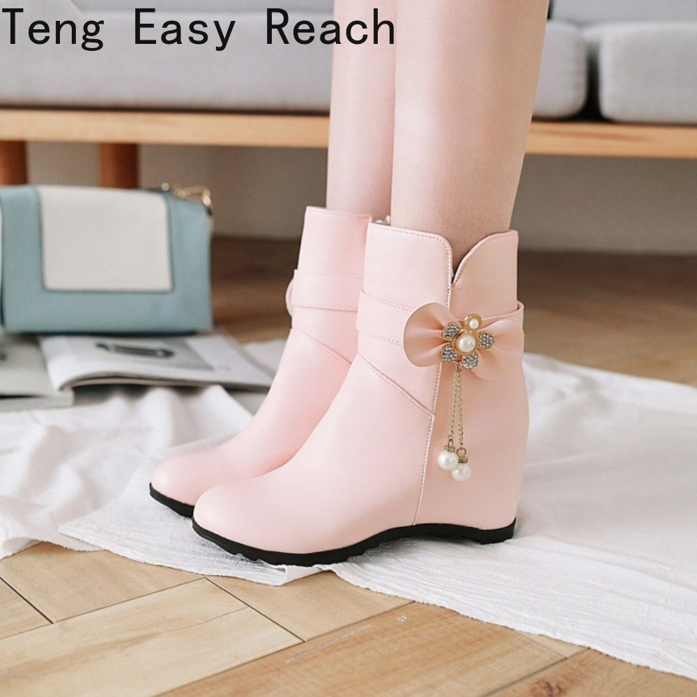 Ethnic Fashion Brand - รองเท้าแฟชั่นแบบส้นเตารีด ยี่ห้อดังสำหรับผู้หญิง รองเท้าปาร์ตี้สีขาว รองเท้าบูทหุ้มข้อกลางน่อง รองเท้าบูทฤดูหนาวสำหรับผู้หญิง หัวรองเท้าทรงกลม